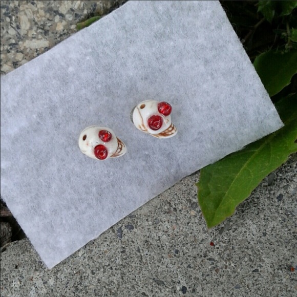 Jewelry - Skull piece earrings